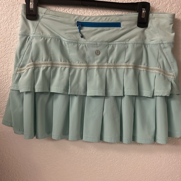 Lululemon woman’s size 6 pleated back athletic skirt. - Picture 2 of 9